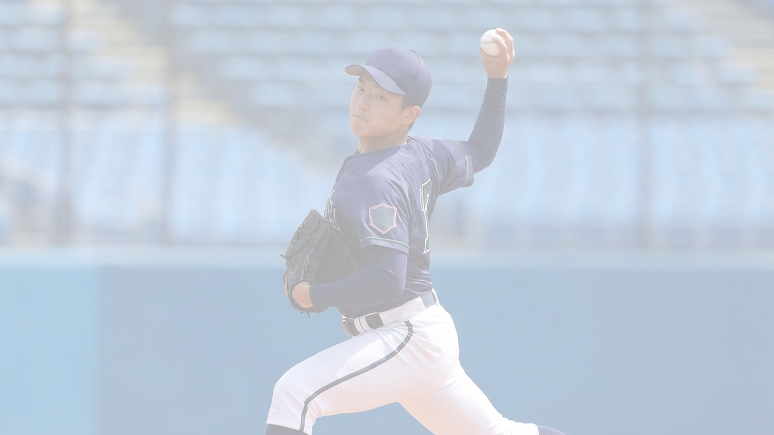 机に向かって勉強する学生服の男性