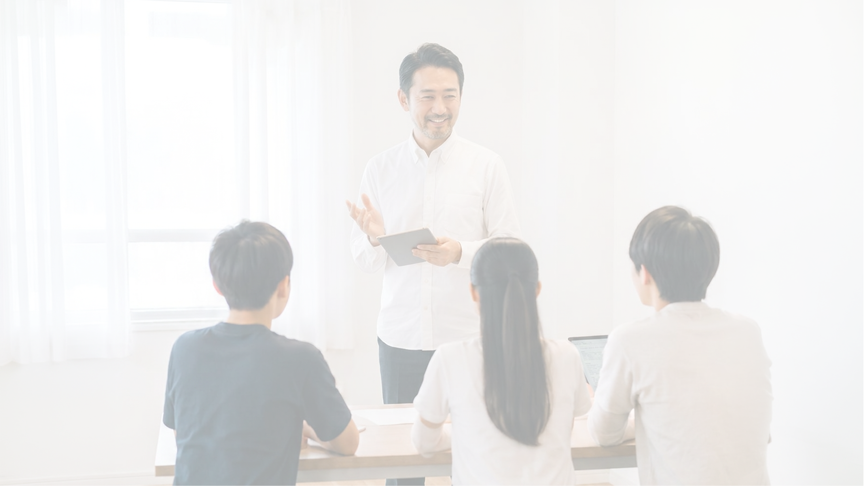 机に向かって勉強する学生服の男性