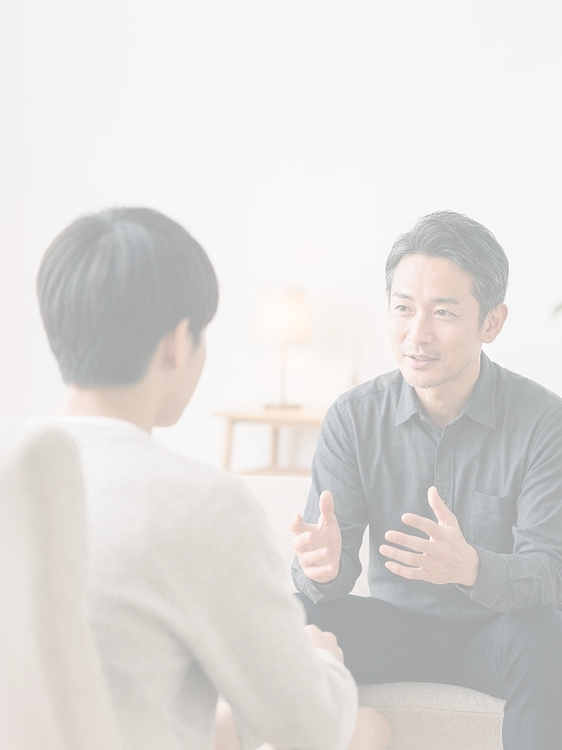 机に向かって勉強する学生服の男性