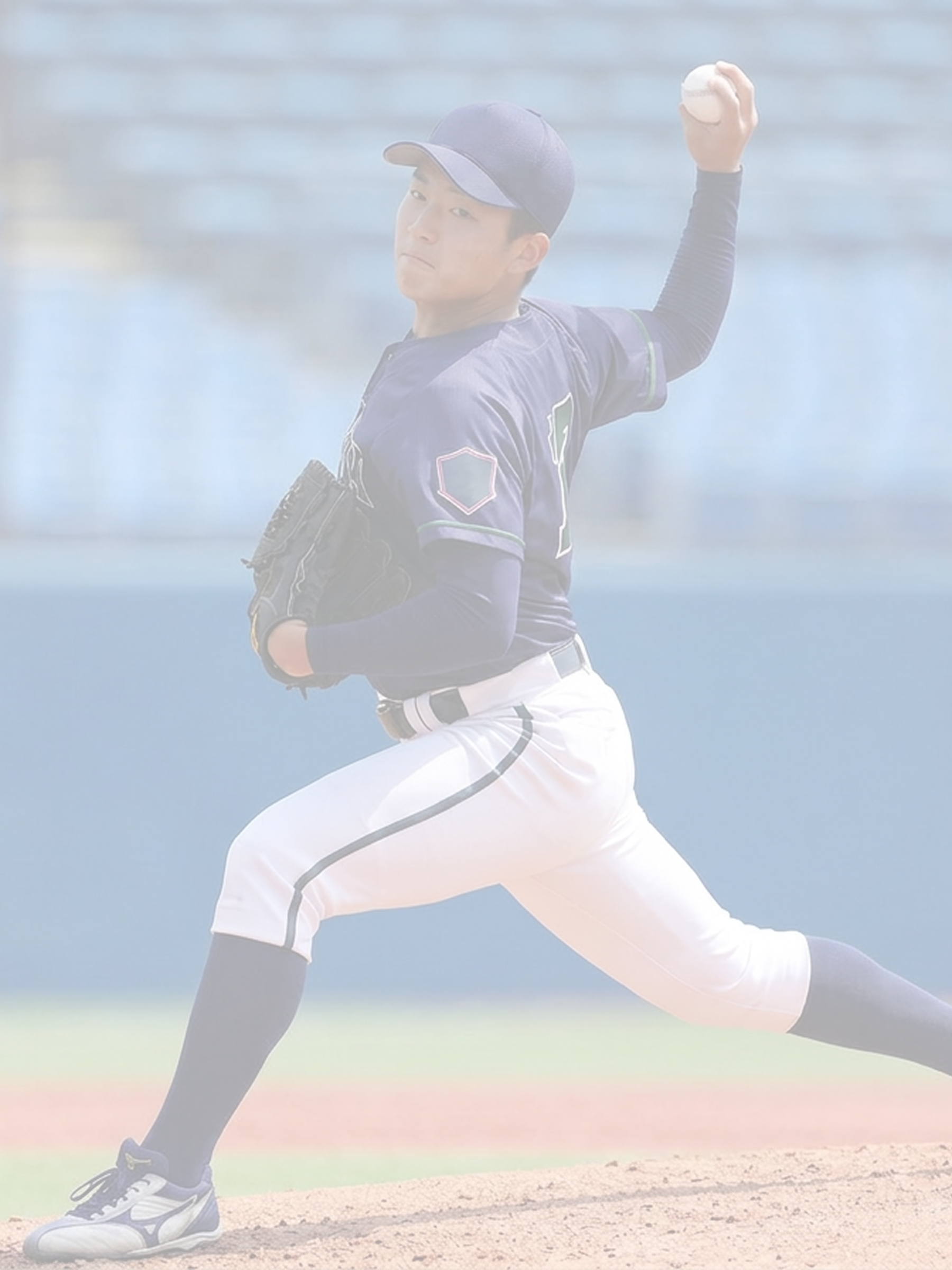 机に向かって勉強する学生服の男性